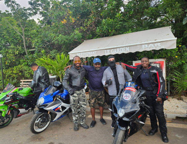 Groupe de motards devant la terrasse du restaurant Le Garden