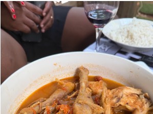 Plat de poulet et riz blanc au Garden