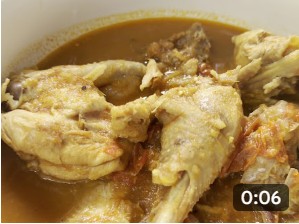 Poulet braisé et sauce maison servis au Garden