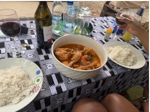 Table dressée avec grillades, riz et boissons au Garden